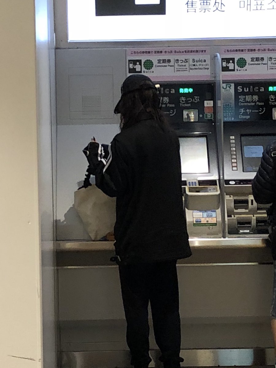 emi114114's tweet photo. 新小岩の駅でパンフレットの棚とか倒しまくってる女がいるんだけど。。。切符ちゃんと買うんだねw電車の中で暴れませんように。 https://t.co/25QR81xUqR