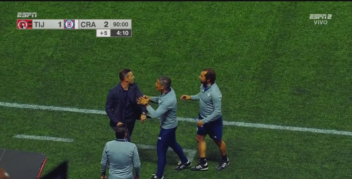 Pedro Caixinha explotó contra el arbitraje