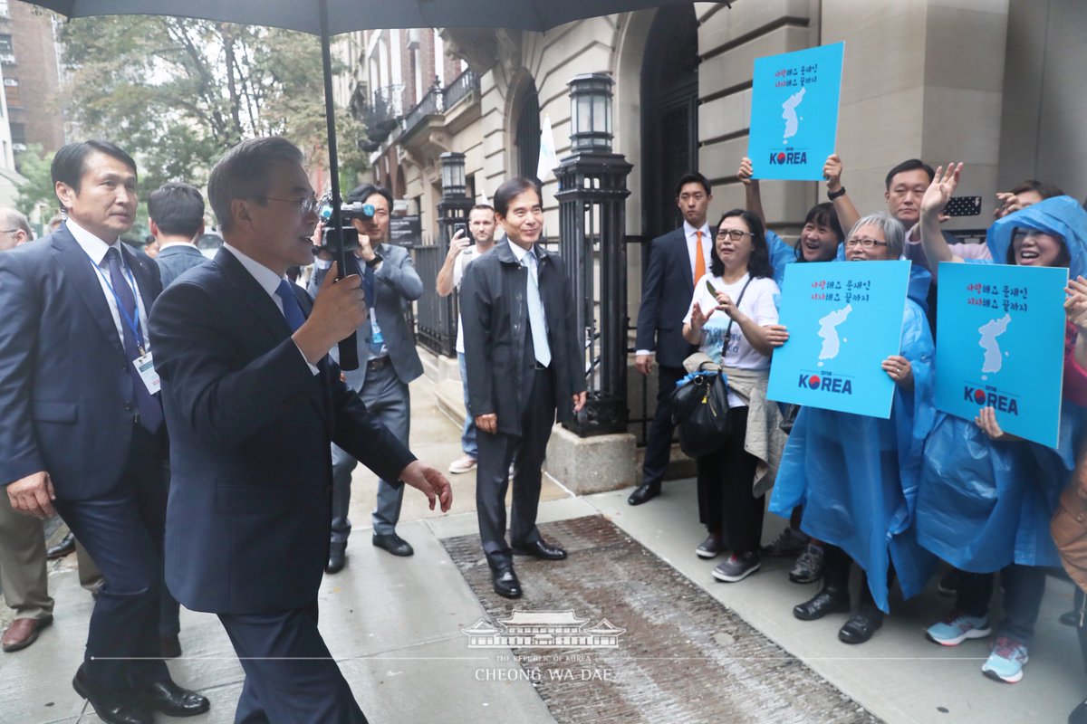<뉴욕의 동포여러분, 감사합니다>
수행단이 머무는 숙소 앞에서, 행사장 앞에서, 환영과 응원을 보내주신 분들이 계십니다. ‘평화, 새로운 시작’ 이 씌여진 파란풍선과 손팻말을 들고 대통령을 응원하기 위해 몇 시간을 운전해서, 비행기를 타고 오신 분들. 정말 고맙습니다.
