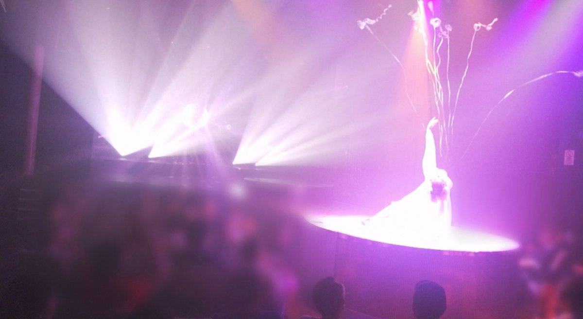 ストリップ劇場の舞台を見て涙を流している女性客たち なぜ女の裸に泣くのだろう ノーナレ Togetter