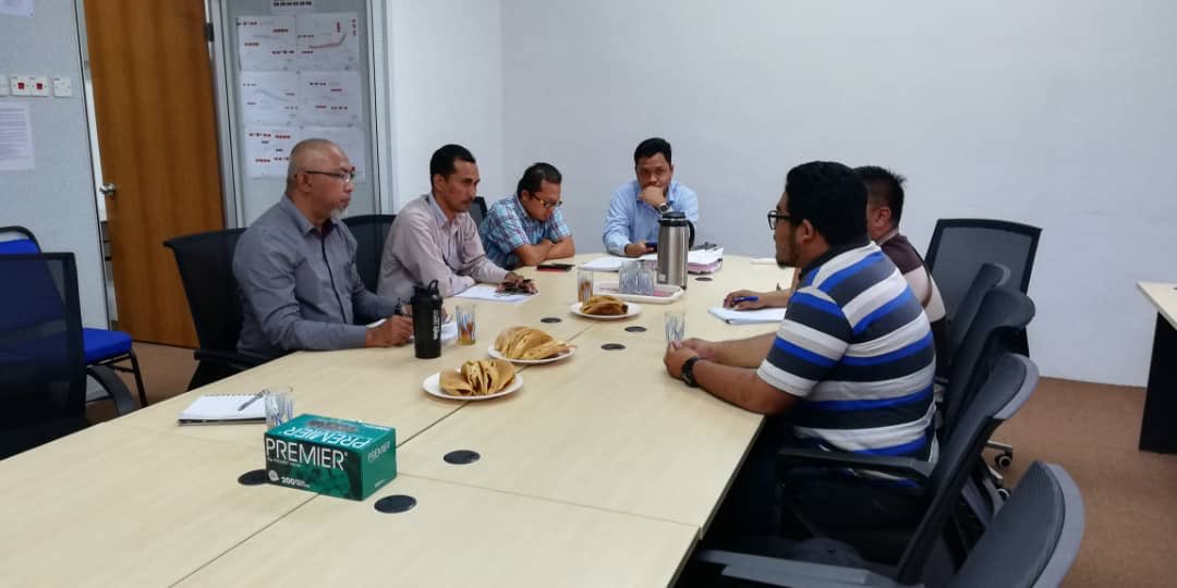 'Cross audit' Pematuhan Pengurusan Trafik (TMP) sewaktu pembinaan bersama JKR Daerah Bera bagi bulan September 2018 untuk Projek Menaiktaraf Jalan Masuk Ke Bera Melaui Jalan FR10, Pahang pada 25 September 2018.<a href="/HasmiJkr/">Hasmi Ahmad</a> <a href="/BpptimurCjJkr/">BPPTIMUR CJ JKR</a> <a href="/azamdin212/">Azam</a>