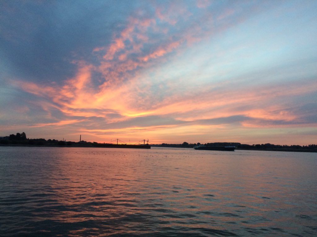VLW_Dennis's tweet photo. Ik zeg een hele goede morgen. Vroege dienst vanuit Tiel #RWS72 https://t.co/2nAdqZqHur