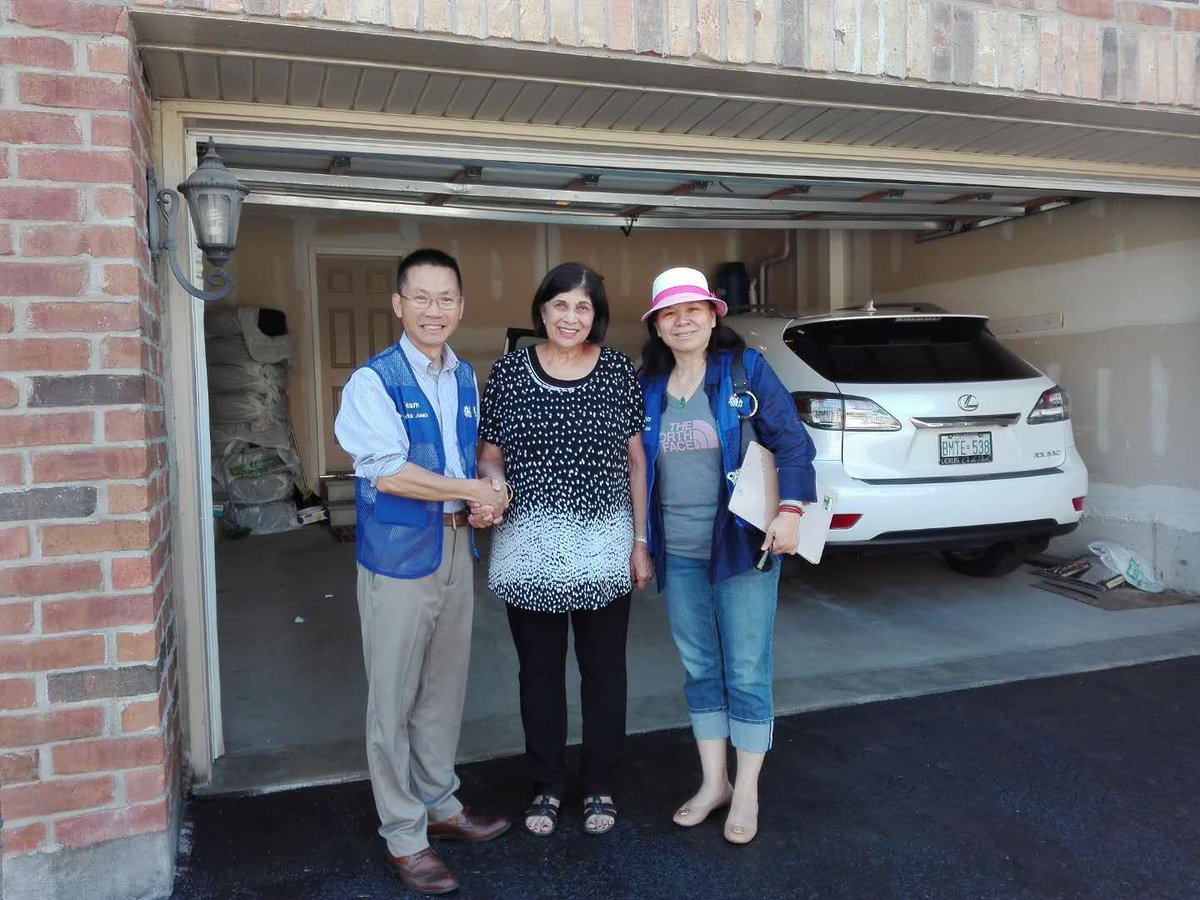 CharlesJiang25's tweet photo. Voters across ward 2 give me thumbs up to say no to legalized cannabis store in Markham, no to illegal border crossers sheltering in Markham.
#SafeMarkam #CommunitySafety
#Buttonville #Cachet #VictoriaSquare
#MarkhamVotes #VoteCharlesJiang #Ward2 #CityCouncillor
#MkmPoli #OnPoli https://t.co/HLQXJi87QD