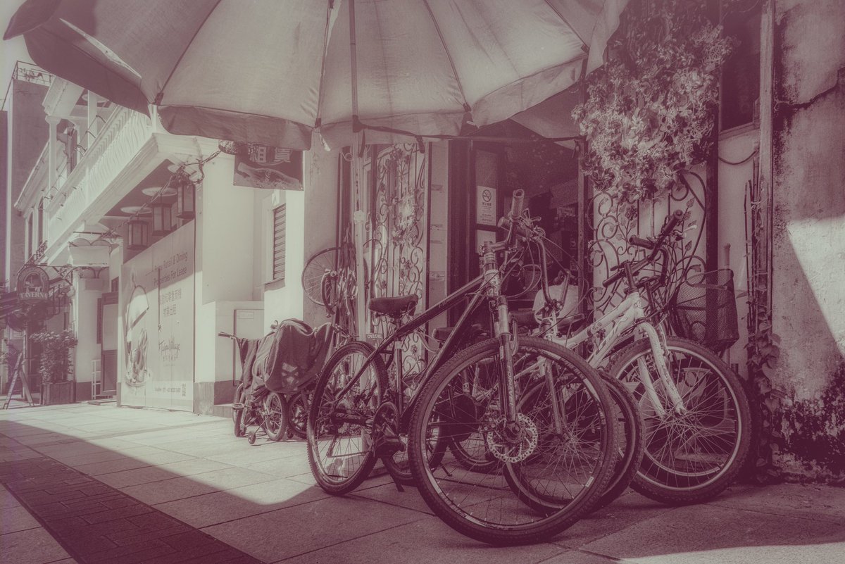 fungcwl's tweet image. Ride on a bicycle and you can go anywhere you like and stay wherever it takes.
縦橫四海，來去自如。

#bicycles #ridefree #ridetoexplore #ridetolive #freeride #cycle #instacycling #streetphotography #streetscene #SonyRX #SonyRXmoments #HongKong_RX #RXtographer #rx100m6