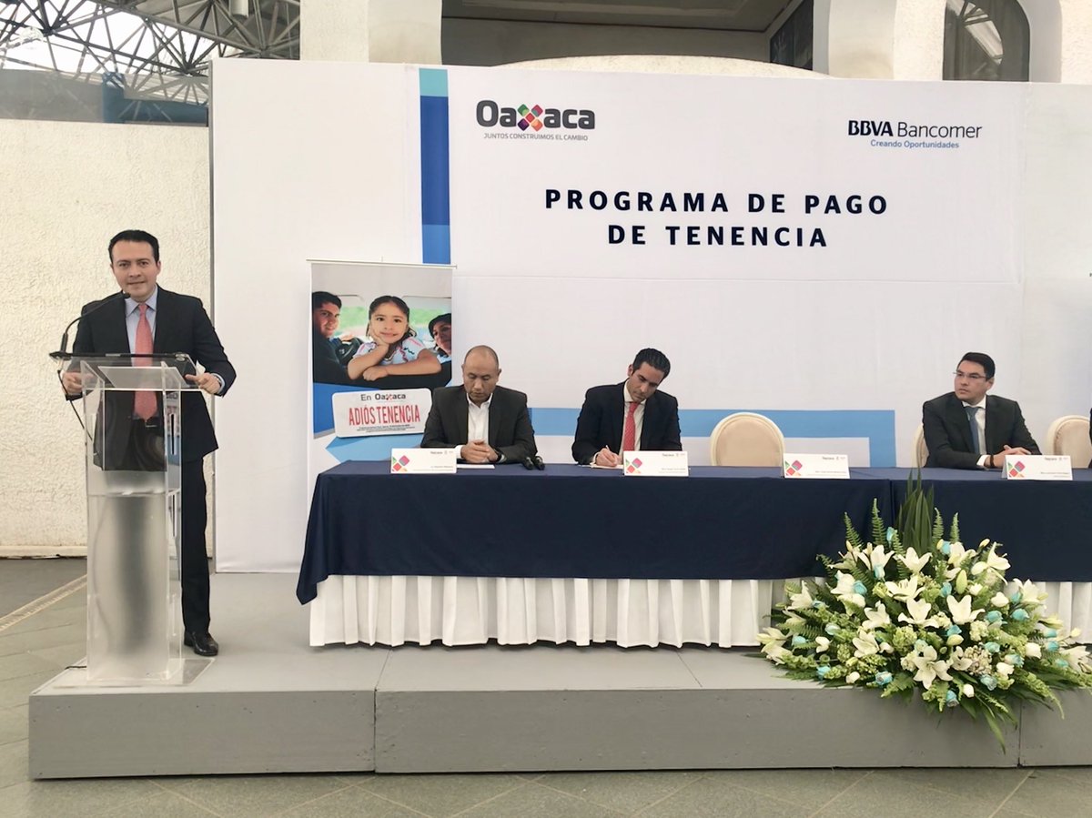jorgeabenitezc's tweet photo. En el marco del programa #AdiósTenencia inauguramos las #practicajas @BBVABancomer en el Módulo de Emplacamiento #MonteAlbán, con las nuevas tecnologías hacemos más fácil y transparente el pago de trámites y servicios del @goboax en beneficio de la Ciudadanía. @SEFINGobOax https://t.co/xajWNyP5Vc