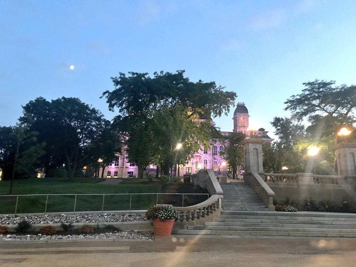 Clicked The awesome #Moon & the Magnificent Syracuse #Campus this evening,after the last Class for the Day !
#Jabberwocky #Schine #SyracuseUniversityAlumni 
#cafe #studentcentre #Syracuse #SU #Cuse #orangenation #NY #USA #BeOrange #OrangeCentral #EMPA #SyracuseLife #collegeplace