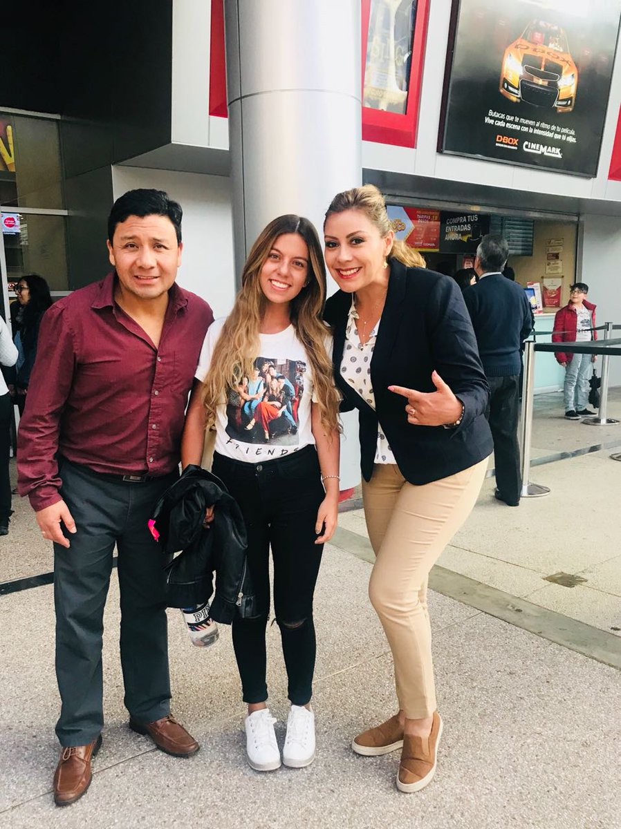 Amig@s no esperen más y corran al cine a ver #NoTodoEsTrabajo y quizá se encuentren con nuestros actores y si no, tómense una foto con nuestro afiche y etiquétennos 😉👉 continuamos en la quinta semana gracias a su apoyo!