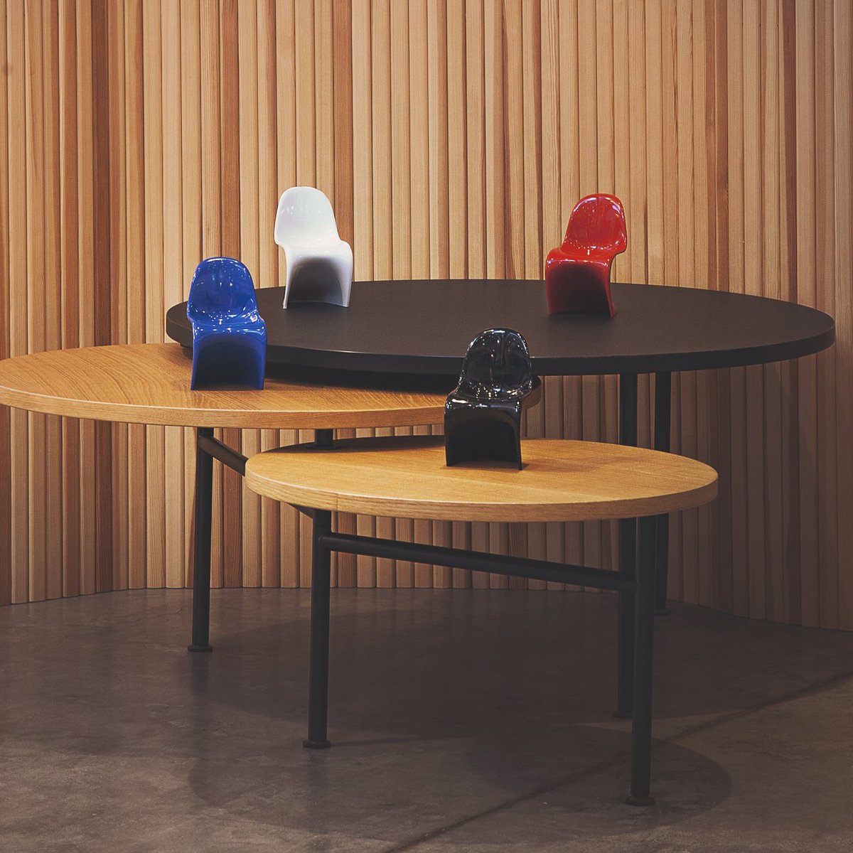 CapuyVE's tweet photo. #EstiloCapuy
La mesa de centro Fold de Ligne Roset, está compuesta por 3 mesitas de tamaños diferentes y están unidas entre ellas por su pata tubular. #Capuy #LigneRoset https://t.co/y4xb5oSqCq