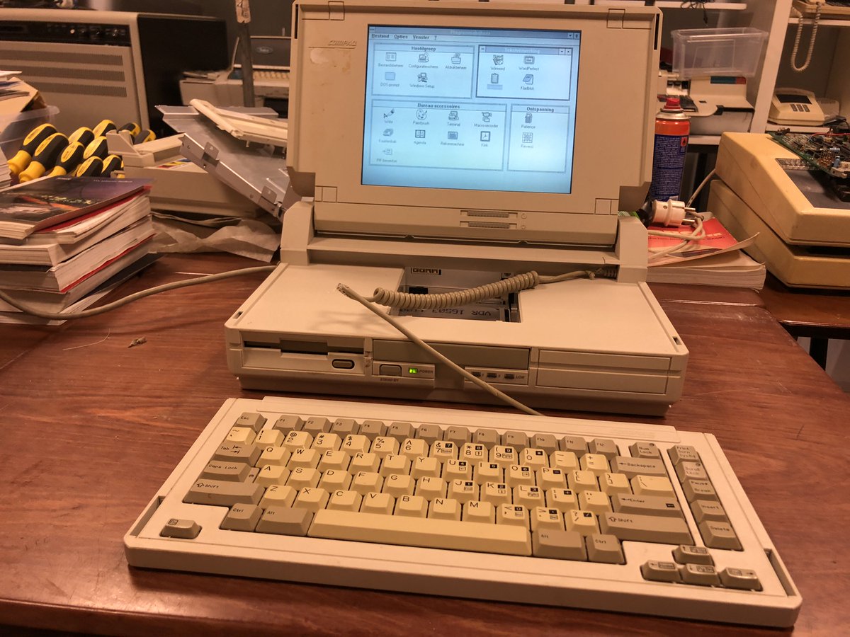 ramdyne's tweet image. Wait, what? #computermuseum @Hack42 #compaq #windows3 #winword