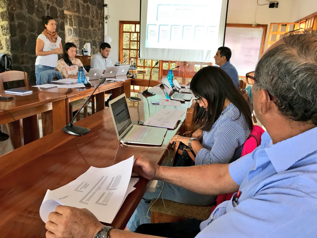 aguadecoco199's tweet photo. Sta. Cruz| @AgriculturaEc forma parte de la mesa de trabajo del Plan De Control de Especies Invasoras en #Galápagos, para realizar lineas estratégicas que vinculan a la producción local como aliada a la conservación de este lugar único en el mundo. #SomosMAG https://t.co/2fODEBY2gP