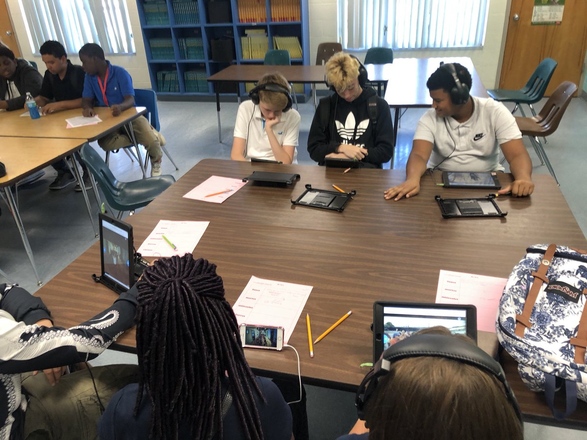 maestralopezpr's tweet photo. Using #stations in the #foreignlanguageclassroom. #reading #writing #music #technology #nearpod #vcs @GKellermeier @DMS_CHARGERS https://t.co/bX74jZr1UJ