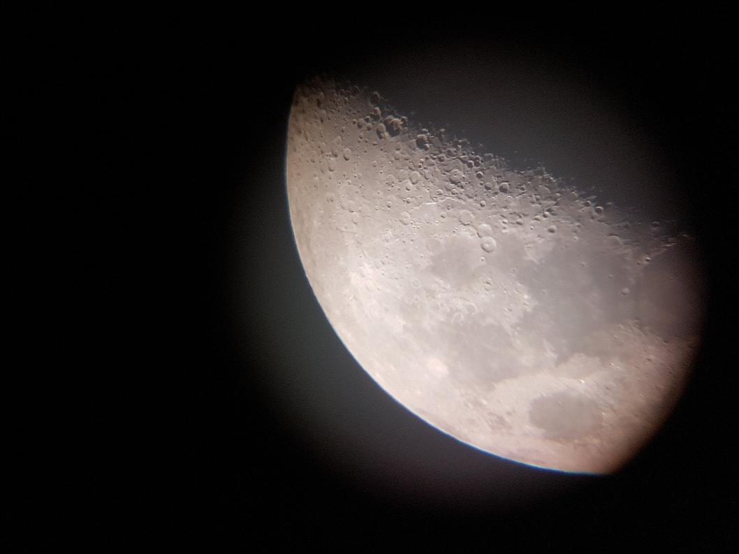 KishKoubov's tweet photo. Kdo by to byl řekl, že z pražskýho paneláku můžeš vidět tohle... #skywatcher #moon 🔭 https://t.co/No7WS85FVM