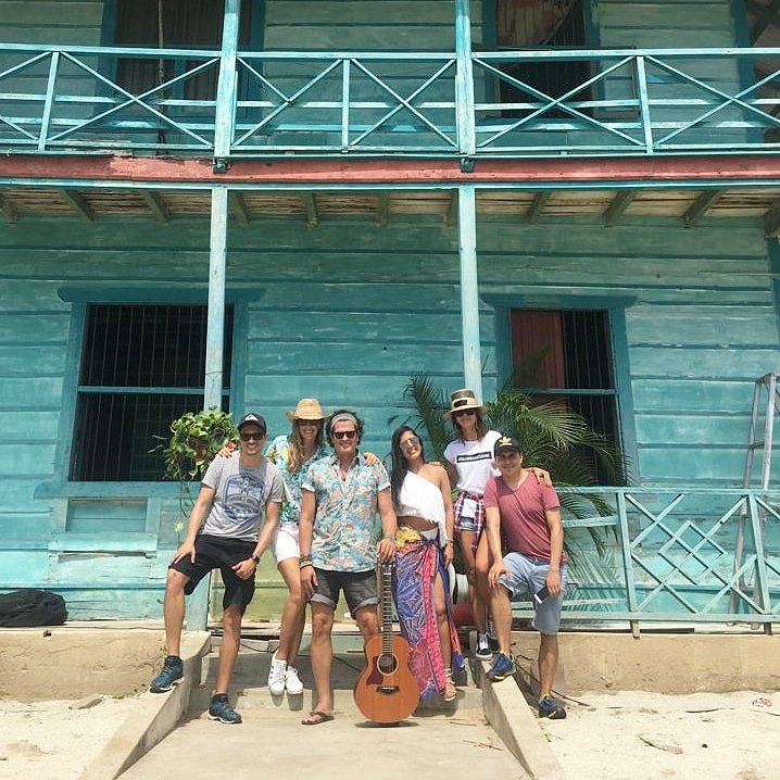 ClaudiaElenaV's tweet photo. Nuestro equipo de trabajo es lo máximo! Gracias por su compromiso y amor por esta causa @Viejodeivi @cristiarcay @irmastyle @oscartsanchez8 #teamvives @carlosvives ❤ https://t.co/dz1566ut1T