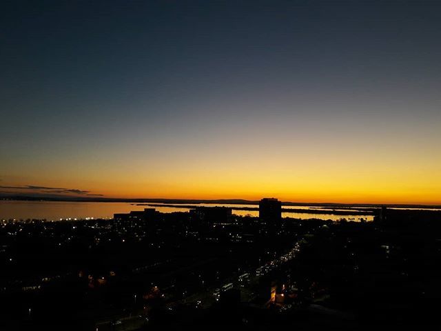 VistaPOA's tweet photo. Um rio dourado bem aqui
#portoalegre #poa #poars #rs #porsolguaiba
#pordosolportoalegre
#rioguaiba #riograndesdosul
#capitaldosgauchos #capitaldoriogrande #capitalgaucha #brasil #centrourbano #centrohistorico #semanafarropilha #inverno2018 #semfiltr… https://t.co/efeBo97fLO https://t.co/2gVvy4JUOd