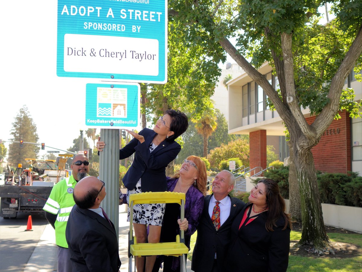 Unveiling a new KEEP BAKERSFIELD BEAUTIFUL Adopt-a-Street Sign. Thank you to Dick and Cheryl Taylor for being recognized on the first sign for their clean-up efforts on Truxtun Ave. since 2012. #litter #partofthecrew