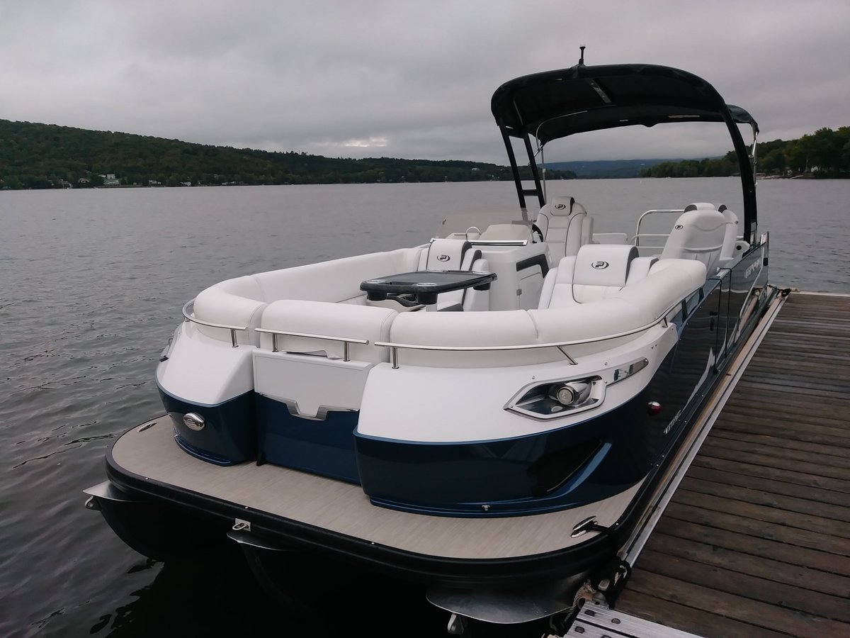 quebecyachting's tweet photo. L'#automne est arrivé pendant notre journée d'essais des bateaux #Princecraft! Lisez nos articles dans les magazines 2019 de Québec Yachting.
À ne pas manquer : les capsules du #bateau de #pêche Sport 172 et du #ponton Vogue 27 SX à l'émission #zonevl. https://t.co/gyctms6mCf