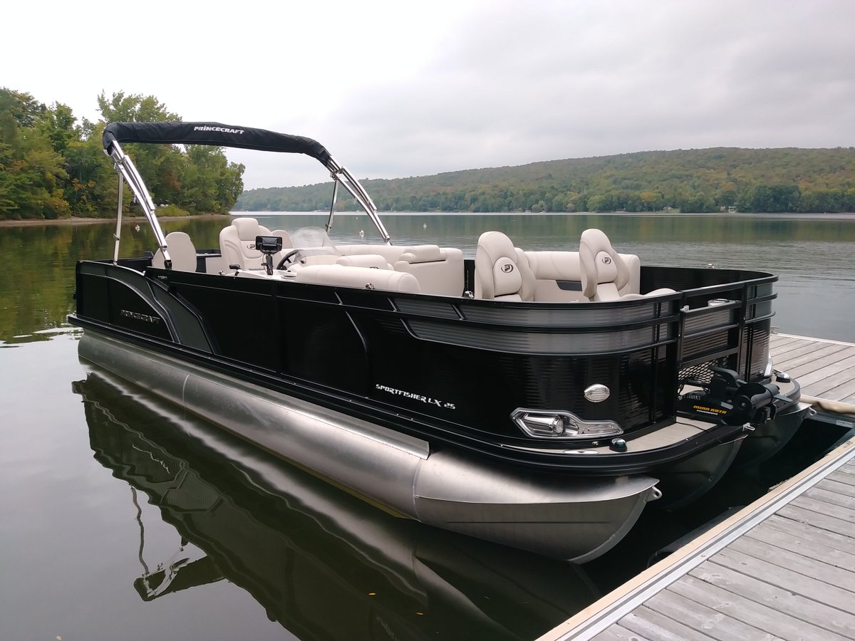 quebecyachting's tweet photo. L'#automne est arrivé pendant notre journée d'essais des bateaux #Princecraft! Lisez nos articles dans les magazines 2019 de Québec Yachting.
À ne pas manquer : les capsules du #bateau de #pêche Sport 172 et du #ponton Vogue 27 SX à l'émission #zonevl. https://t.co/gyctms6mCf