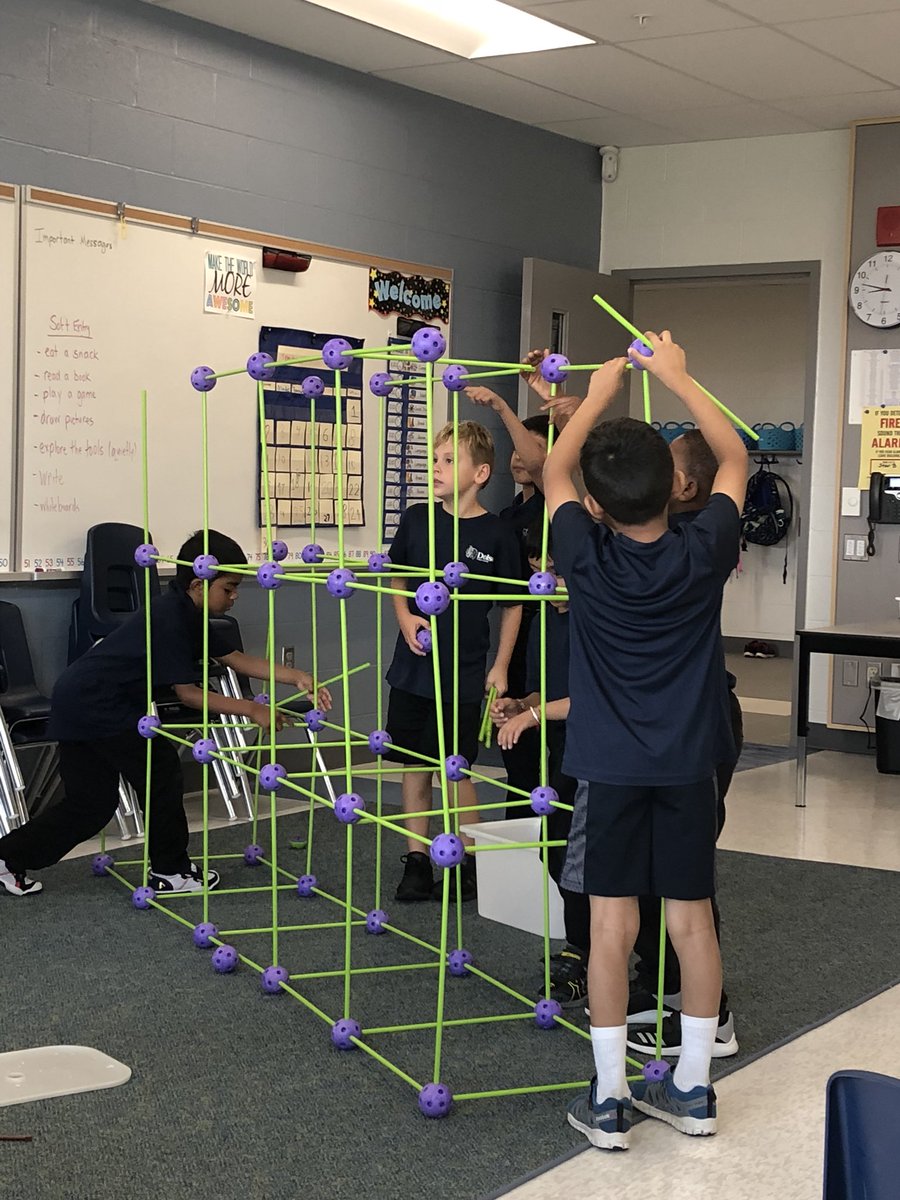 MrsDuleysClass's tweet image. Working together to create this structure during #softentry. #collaboration @DolsonPS