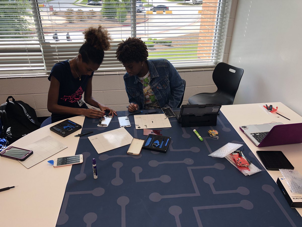JKRobinsonEDU's tweet photo. @PrettyTech peer to peer training taking place under the direction of Executive Director Khanna Bell! https://t.co/715EKMhN9X