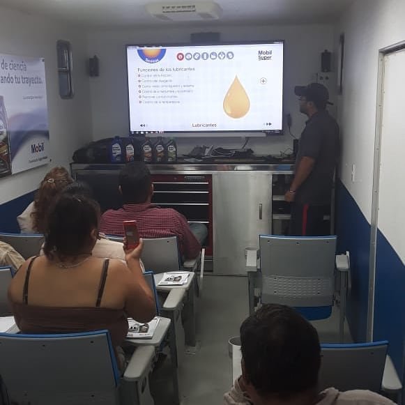 MOBILlevsa's tweet photo. Seguimos creando experiencias, gracias a nuestros amigos de Refaccionaria León en Cerro Azul #BusEscuela #SoyMobil https://t.co/A6yNrkv6q5