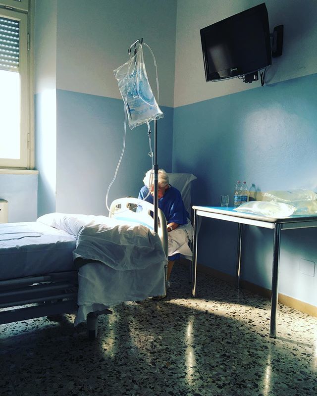 GiuliaSpallino's tweet photo. Lei è Pierina e per qualche ora è stata la mia compagna di stanza. Non ha niente di grave ma solo un “impiccio”, come dice lei. Per 17 ha lavorato in una ditta tessile e per altri 38 in una macelleria. La cosa che le piaceva di più del suo lavoro era la gente: mentre mi desc… https://t.co/hYX8cKgtcX