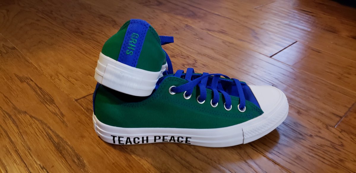 MrsH85755646's tweet photo. When you love your school, and also love online shopping.. https://t.co/thfjobtPuU