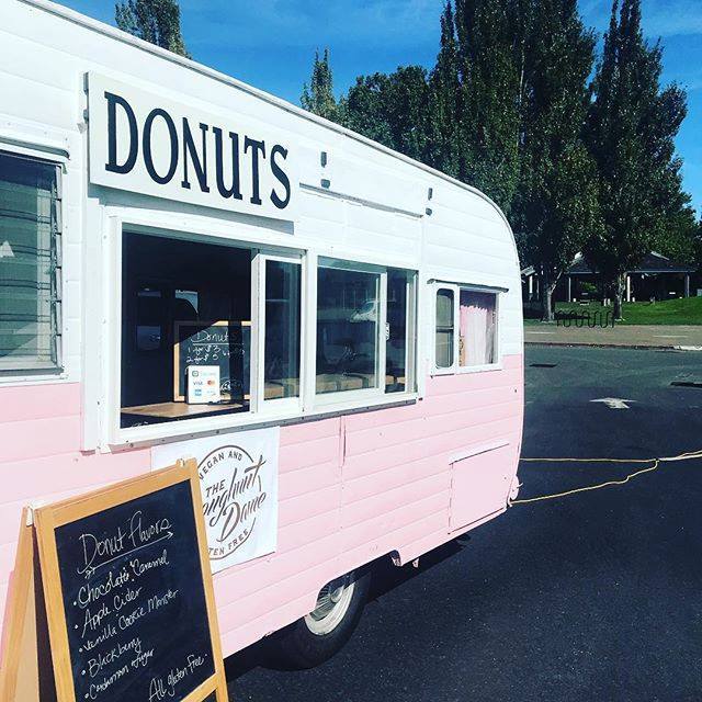 doughnutdame's tweet photo. Here today from 3-7pm. Silverdale waterfront park @centralkitsapfm with about 175 donuts! #glutenfree #doughnutdame #vegan #plantbased #delicious #sunshine #pnw #upperleftusa #westcoastbestcoast #donuts #smallbusiness #popupshop #pink https://t.co/WXiRiG8wLA https://t.co/fbNicWgXhK