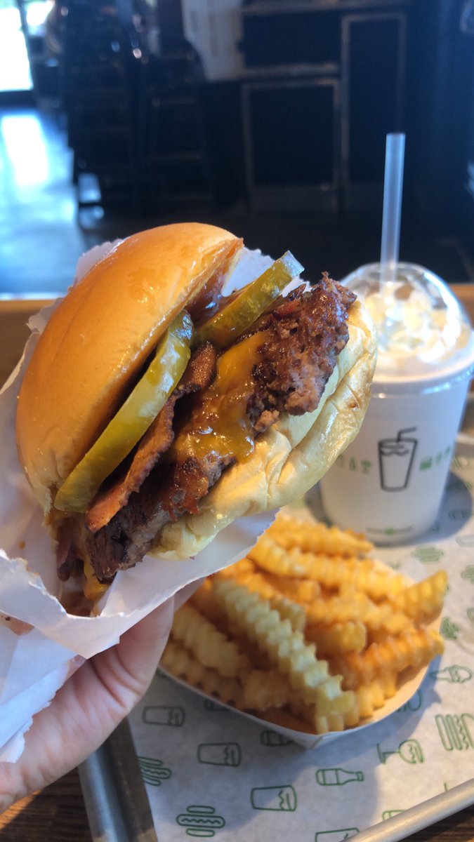 yelpsanantonio's tweet photo. Happy National 🍔 Day! In honor of this savory day we dined @shakeshack to enjoy their tasty and fresh burgers. Stop by and try one for yourself!  #NationalCheeseburgerDay https://t.co/81Y0ugpS8y