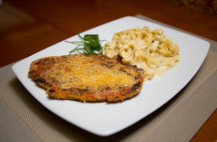 ¿Sin ganas de cocinar? ¡Ven a #FocacciaRistorante y aquí te consentimos con lo mejor!

En familia disfruta de nuestro pollo a la parmesana acompañado de tu pasta favorita. 😋 #LasMercedes #Caracas #18Sep