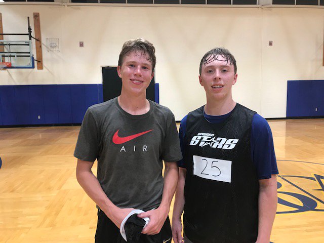 StarsBballClub's tweet photo. High School Hoops League (Week #1-9/16)
Kansas over Tennessee (70-53)
Leading Scorers:
Kansas: Locke Hord (w/ball))-17 pts. (JR.-Fairview); Zach Jackson (backpack)-16 pts. (SR.-MBA)
UT: Isaac Craker (nike)-11 pts.(SR.-Centennial); Gabe Coleman (#25)-11 pts. (SO.-Lawrence County) https://t.co/4sJZgoxkDJ