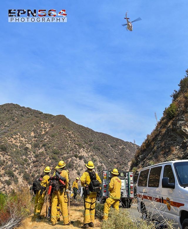 564FIREPhoto's tweet photo. CAL FIRE Helitac Crew 305 checking out their ride as H305 works the recent #ForksFire on the @angelesforest #CALFIRE #calfire_daily #firedepartment #fire #emergency #nbc4you #ktla #abc7eyewitness #photojournalism #firephotographer #firefighter #fireengin… https://t.co/7EwaeeOfJf https://t.co/SxcEQgsfPA