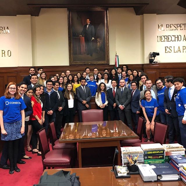 ConectaELD's tweet image. Sin duda, ¡nuestro #ConectaFest fue todo un éxito! La visita a la @SCJN fue sensacional. Gracias a la Señora Ministra @MargaritaBLunaR por tomarse una foto con nosotros en el Pleno del Máximo Tribunal Constitucional. ¡Conectando con los mejores!