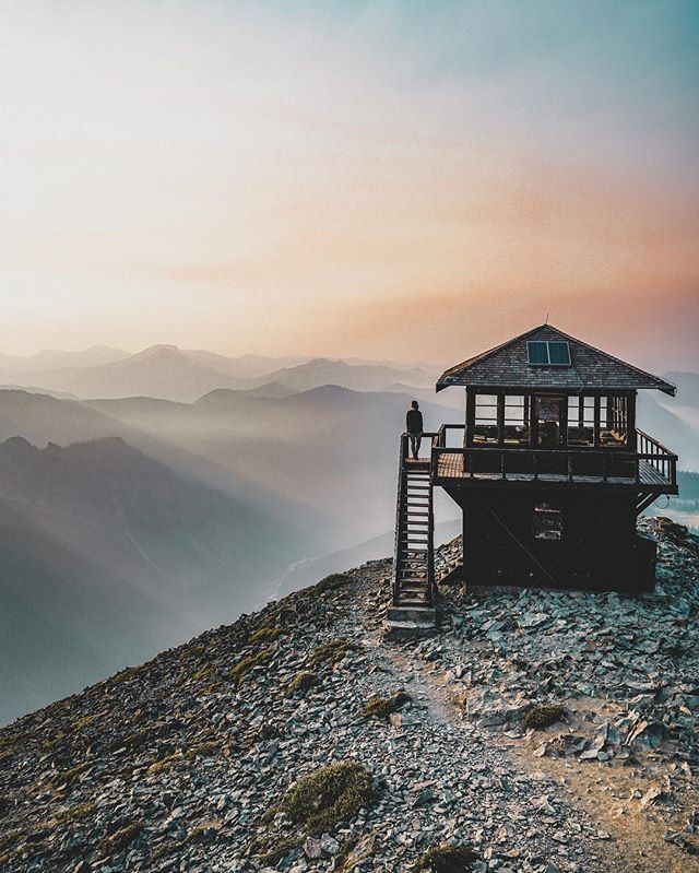 TakeOffSetSail's tweet image. On her hike up Mount Rainier, @erikaoutsider says, “right after we arrived, a big group was just leaving and we had this place to ourselves for just a few minutes. It was pretty unreal.”

📷 @mtneric
📍 Mount Rainier