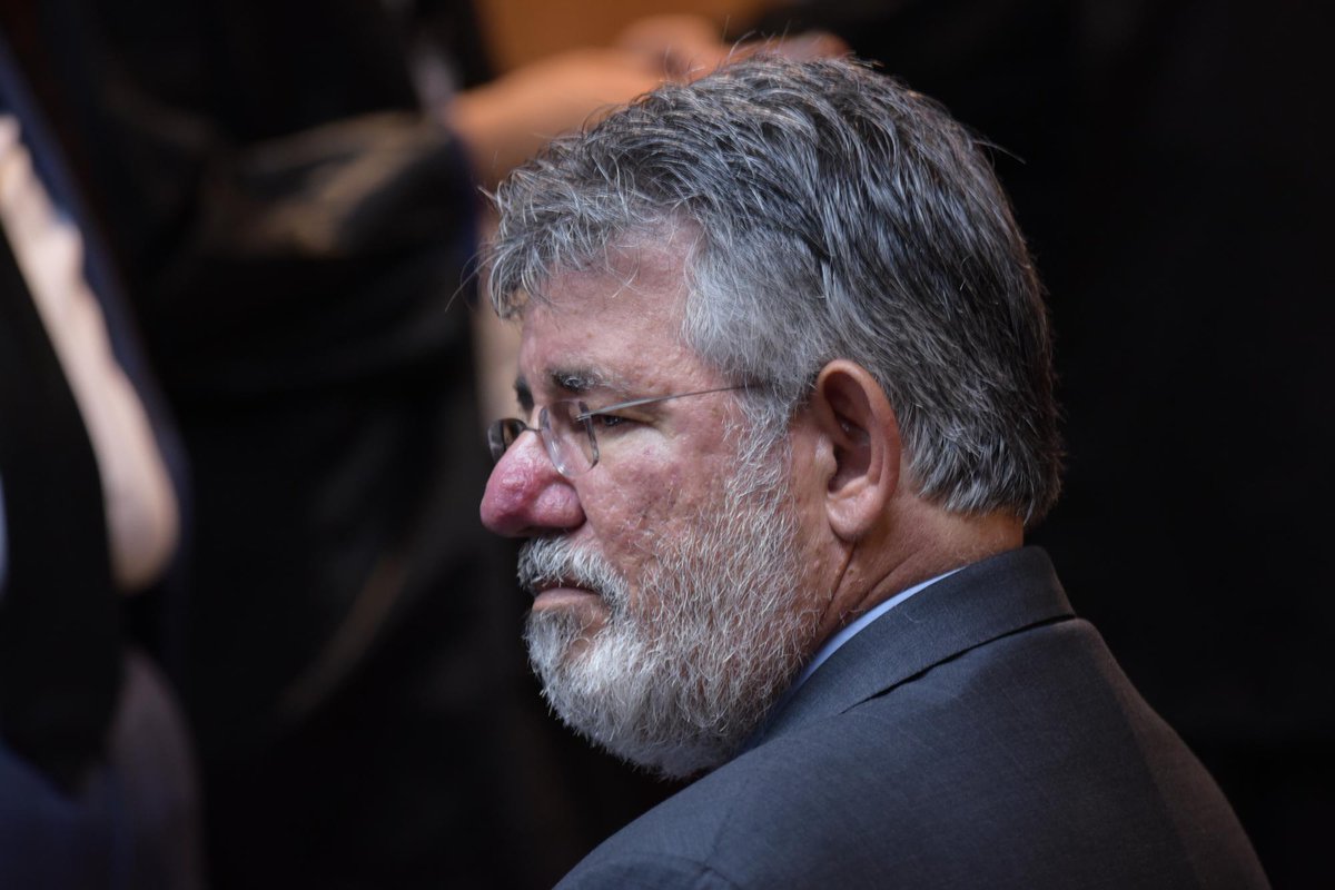 DiarioLibre's tweet photo. #AHORA: Víctor Díaz Rúa llegó a las 7:02 p.m. por el AILA desde España.

A su llegada Díaz Rúa, imputado en el #casoOdebrecht dijo: "No me quedé, estoy en la República Dominicana. Confío mucho en los jueces dominicanos".

#DL #DiarioLibre #Noticias #Justicia https://t.co/GKCSH7NEwb