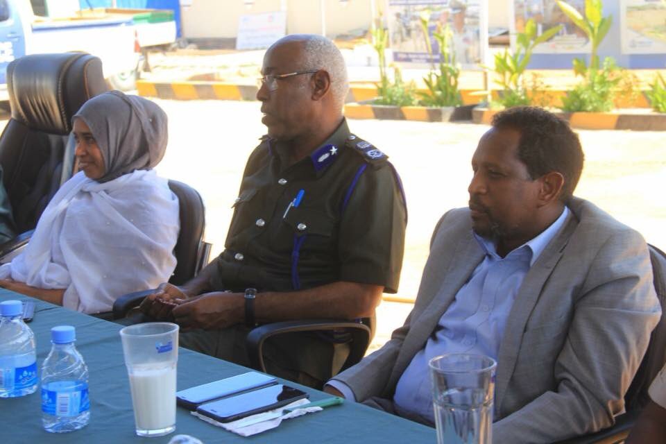 PoliceSOM's tweet photo. Taliyaha Ciidanka Booliska Soomaaliyeed Gen. Bashiir Cabdi Maxamed iyo Guddoomiyaha Gobolka Banaadir ayaa booqday Xarunta Daryeelka Agoonta CBS halkaas oo ay ugu khuurgaleen noloshooda iyo daryeelka ay helaan. Sidoo kalena loogu diyaarin lahaa mustaqbal wanaagsan. https://t.co/K94hH8XFvY