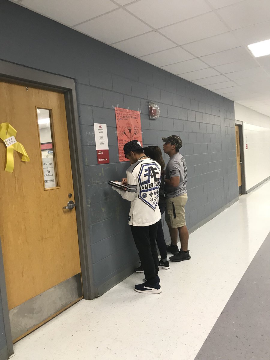 Teach_K_'s tweet image. Hallway gallery walk #nospacenoproblem #principlesofconstitution #seniors #jlhs #HuskyPride @jlhsseniors19 @JuarezLincolnHS