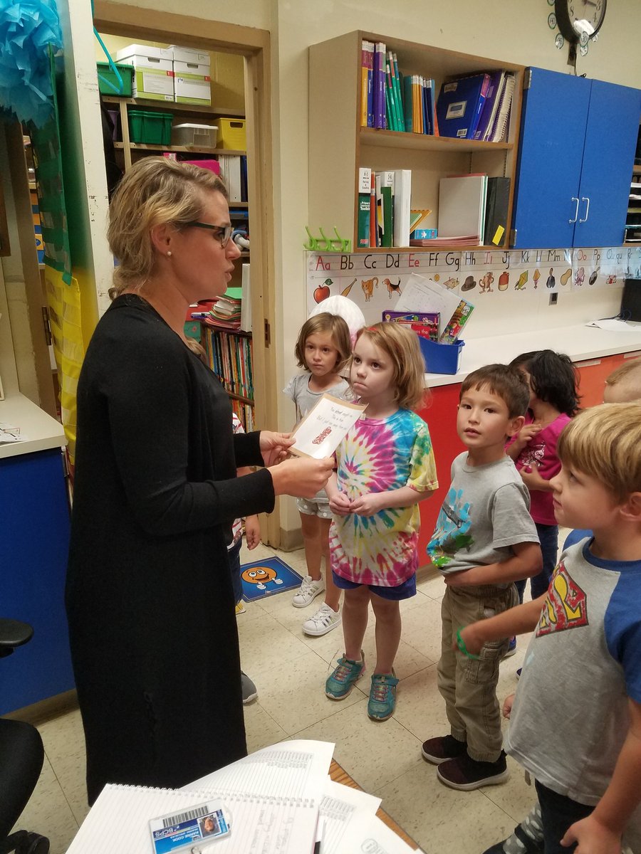 tcguth's tweet photo. Reading Specialist, Karrie Cook, allows K students to explore her Reading Resource Room and explains her role. Students then search for their missing Gingerbread Man and discover clue #3! @RodgersForgeES @missyfanshaw https://t.co/sdjLcZi8lA