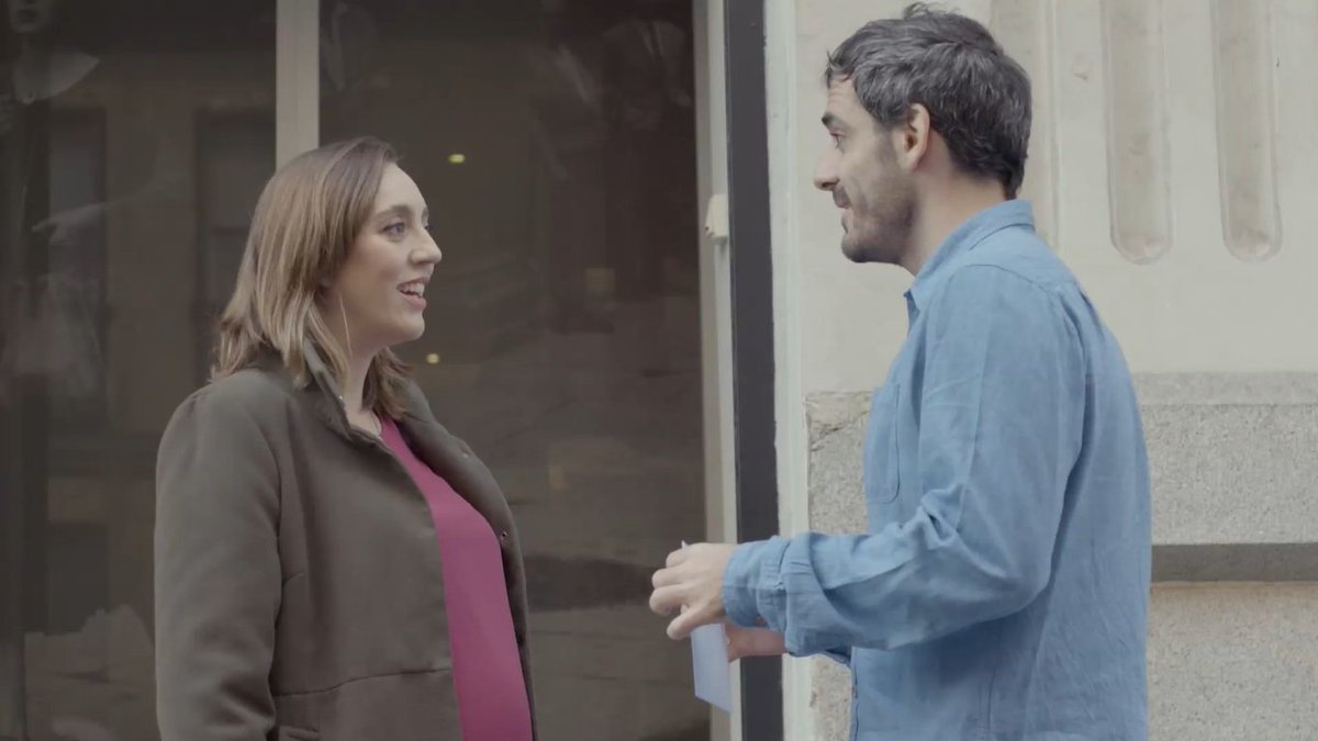 Nuestro experto Xabi Leal propone un reto a Teresa y Víctor, ¿qué habrá dentro de ese sobre?✉️  #MamásyPapásTVE