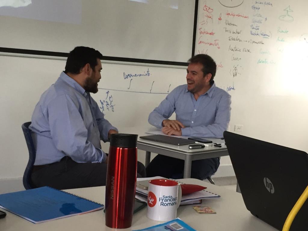 arango_liliana's tweet photo. Segundo día de nuestro curso con @Trilema. Mirarnos a nosotros mismos, pensar en las características del buen docente y en estrategias de acompañamiento profesional como las entrevistas de coaching no dirigido y el porfolio docente. #Pachas Comprometidos con #AprenderAAprender https://t.co/Mnj6FN8sEO