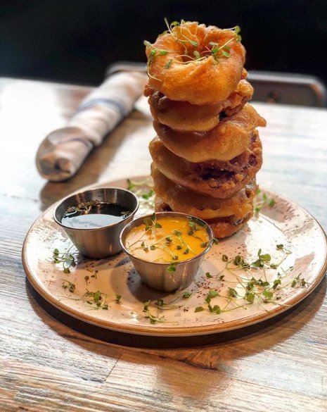 southerntableny's tweet photo. Beer batter butternut squash rings with maple syrup and lager cheese sauce 😁
#southerntable #westchester #food #yum #eeeeeats #howsyabird https://t.co/pi3gaCiqtr