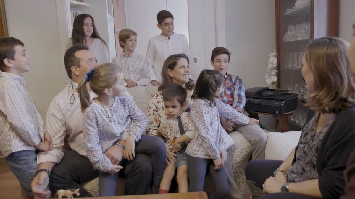 Lorena y Juan son pareja desde hace 17 años y padres de 9 hijos. Reciben a nuestros futuros #MamásyPapásTVE de familia numerosa en su casa.