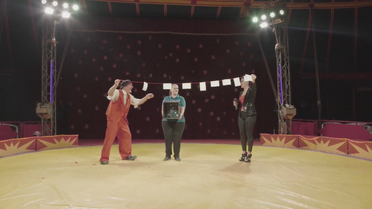 Thais sorprende en plena actuación a Isabel con un detalle muy emotivo. ¡La magia del circo!🤡 #MamásyPapásTVE