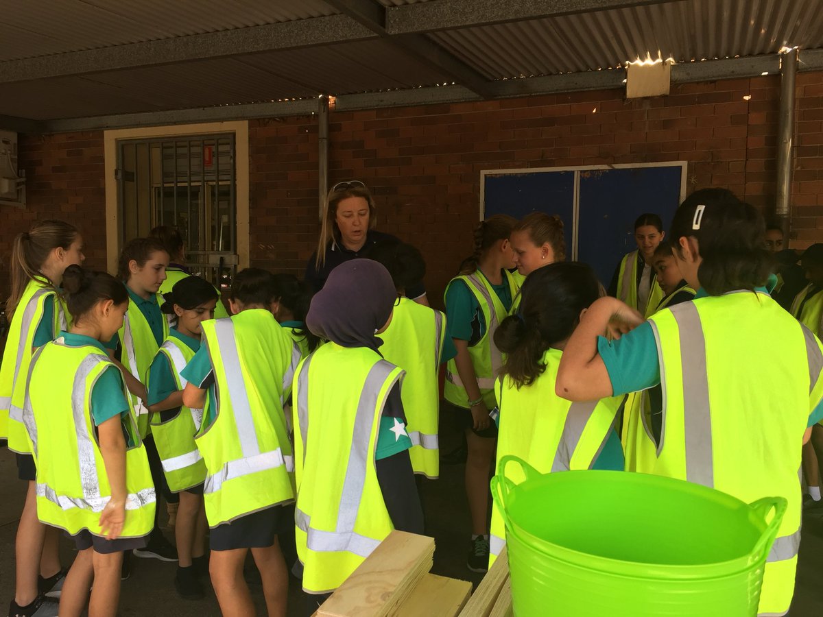 SammieBawden's tweet image. Try a Trade Day with Warwick Farm PS @LiverpoolGirlsH @linktradeswomen @WarwickFarmPS #jobshavenogender #communityofschools