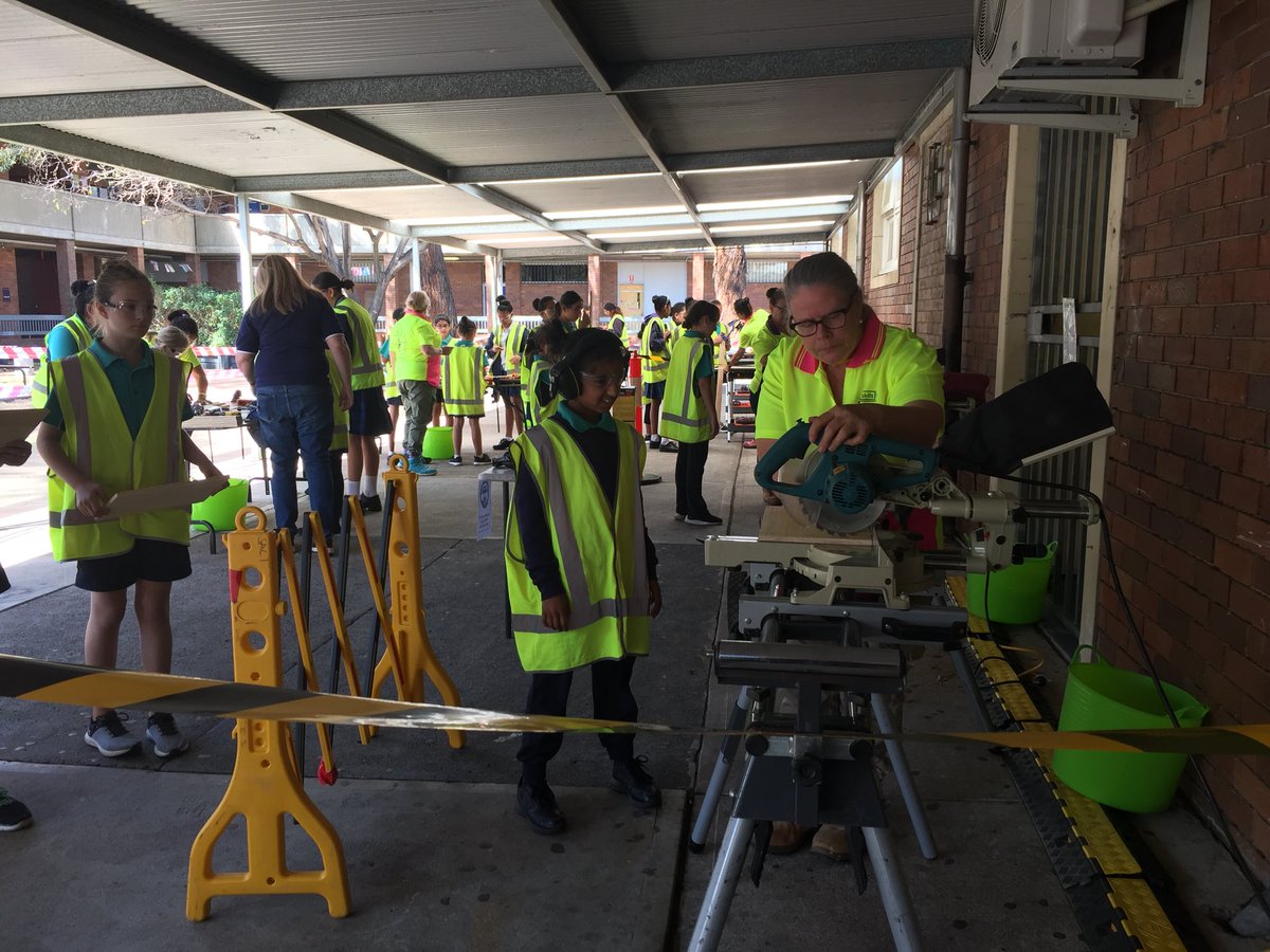 SammieBawden's tweet image. Try a Trade Day with Warwick Farm PS @LiverpoolGirlsH @linktradeswomen @WarwickFarmPS #jobshavenogender #communityofschools