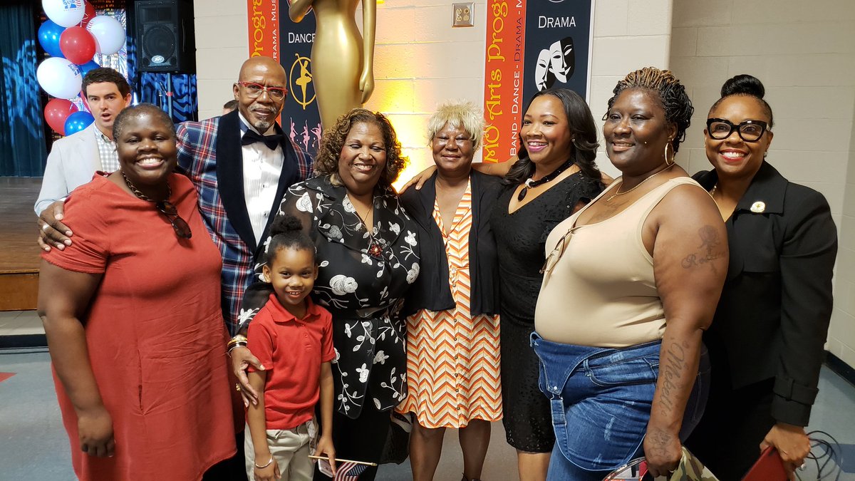 apsBAMOAcademy's tweet photo. Smile all around #BAMOEagles #inaugural #PerformingArtsProgram @Robinviews @DrEmilyAMassey @TheRichardH @apsupdate https://t.co/PefVJWjBEb
