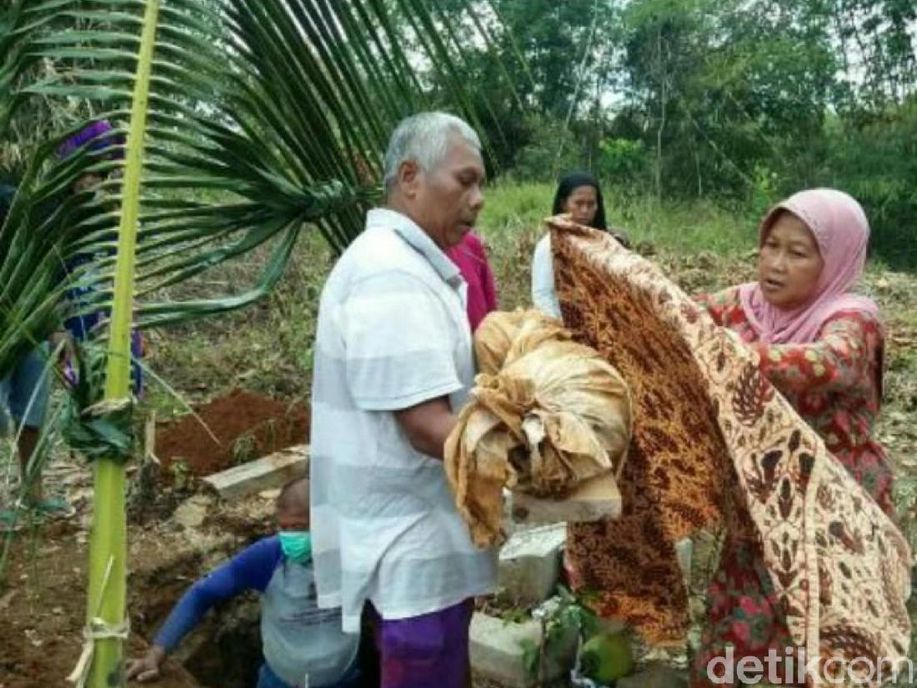 detikcom's tweet photo. Penjelasan Ilmiah 3 Jasad Sekeluarga di Ciamis Utuh saat Digali https://t.co/1aNshdQkJH https://t.co/8Wky2EHG9F