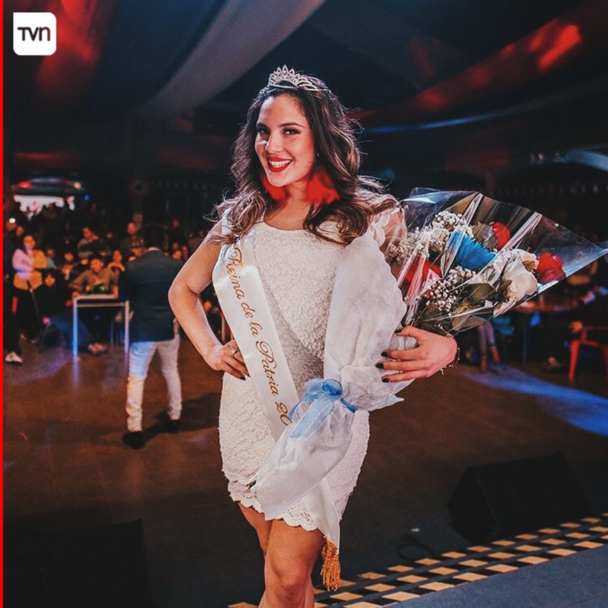 TVN's tweet photo. 🎉🎉 Tenemos reina 👸🏻🎉🎉 Gracias a todos los que nos apoyaron a convertir a Chantal Gayoso en nuestra reina de la Patria 🇨🇱 Felicidades  🎈🎊🍾 @Rojo_TVN https://t.co/gX8qojgGjZ