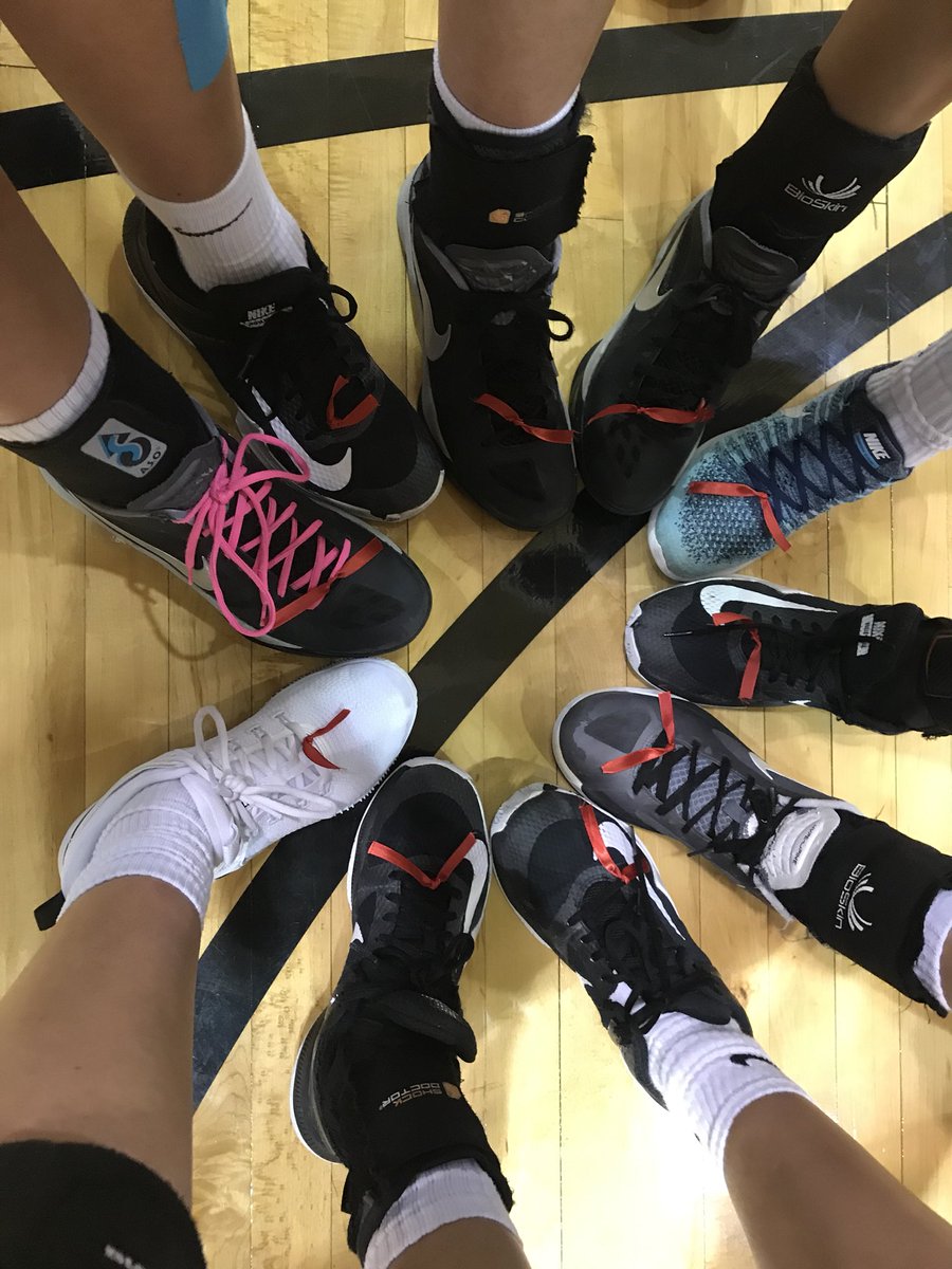 SCWBallmannGnau's tweet photo. Tonight, SCW volleyball and @SCHSvbcoach stood together, apart of the GAC family, in support of @VbWarrenton
We are thinking of you all during this tough time. #For39 https://t.co/ZqNZYQ2JCk