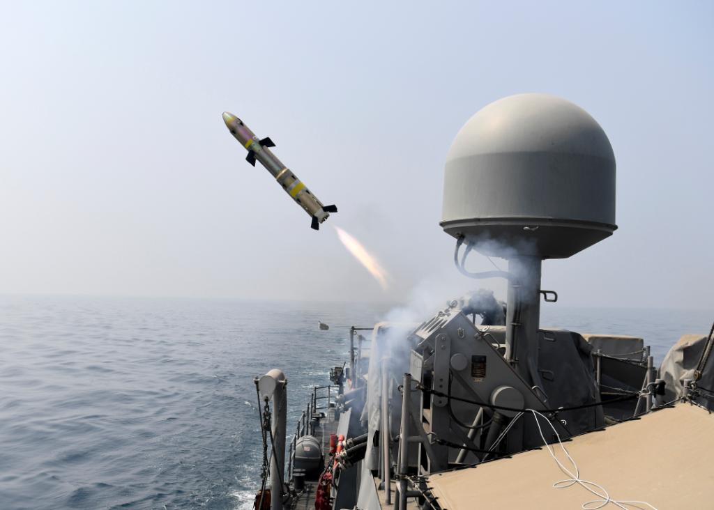 #USNavy photos of the day: Flight operations take place aboard @USSHARRYSTRUMAN in @USNavyEurope and #USSEssex in the #GulfOfAden, and #USSShoup and #USSThunderbolt both demonstrate #NavyLethality by launching missiles! 
ℹ️ info and ⬇️ download: navy.mil/viewPhoto.asp?…