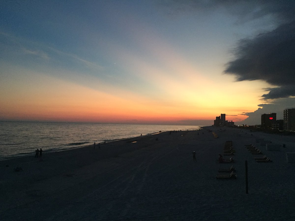dkp62's tweet photo. @spann @simpsonwhnt awesome sunset tonight #gulfshoresal https://t.co/vnHz0FcJ6O